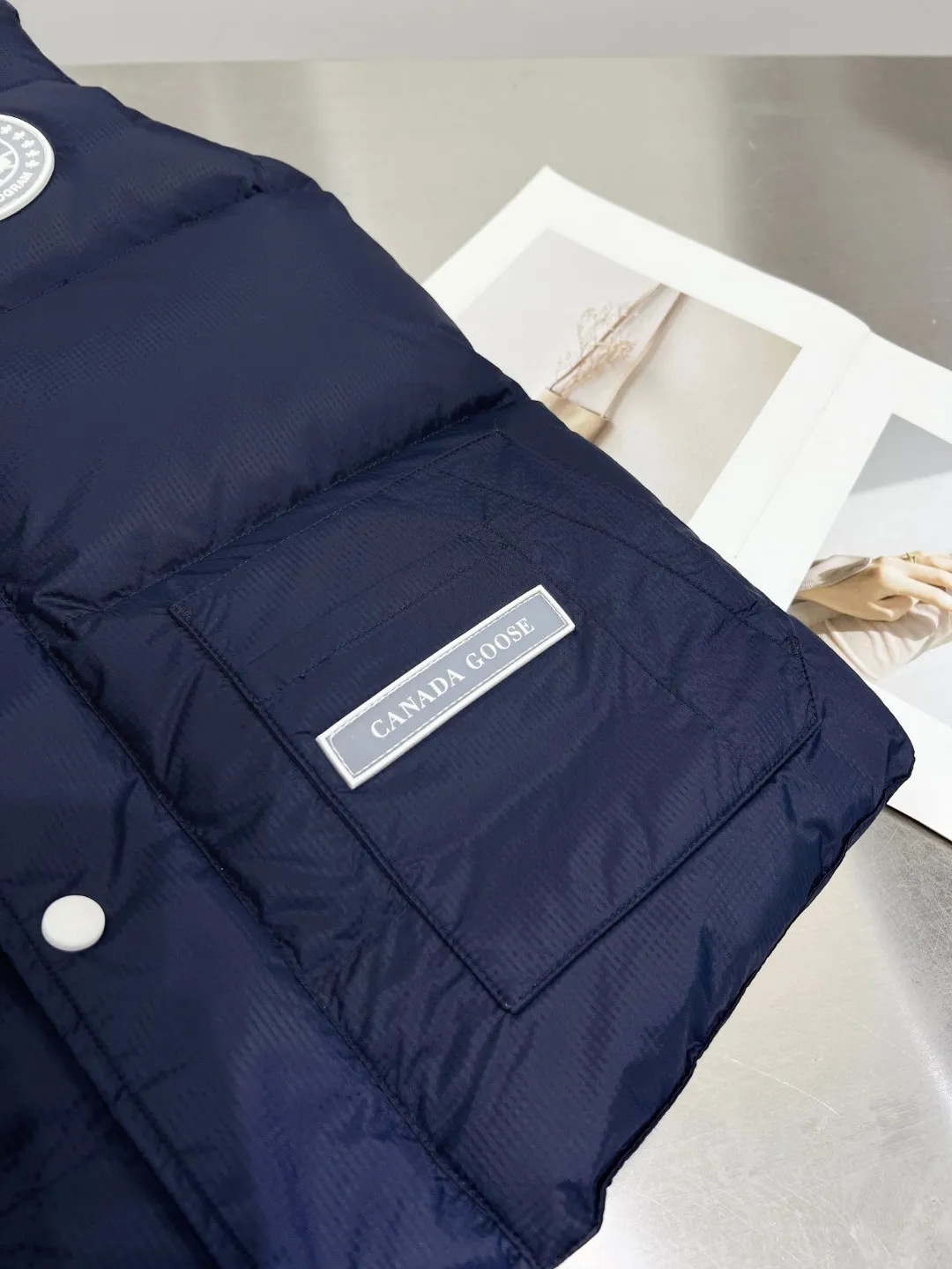 P480 𝗖𝗔𝗡𝗔𝗗𝗔 𝗚𝗢𝗢𝗦𝗘/Canada Goose White Label Glacier Vest Down Jacket Freestyle Vest THEICON This excellent down-filled vest can be freely layered with a variety of clothes, making it a favorite during the changing seasons. It's classic, versatile and provides excellent warmth. The Northern Lights capsule collection is reimagined in rich tones inspired by the stunning colors of Canada's north. The Glacial Haze capsule collection is revamped with a striking and layered color palette that evokes the feeling of being caught in the mist surrounding icebergs and glaciers. The top original replica version refers to the highest version in China (there is no one) (it is a piece of craftsmanship to make a piece of clothing that is ZP when placed in the counter) 1⃣ Made of original custom-made double plain 9500-100% nylon nylon fabric, windproof, waterproof and stain-resistant 2⃣ Filled with national standard Guangzhou Inspection white duck down, the amount of down is more than twice that of ordinary goods.  3⃣The zipper is customized from Yoshida YKK factory, with clear engraving and perfect and smooth texture. 4⃣Collar label, armband, back label, hangtag, complete anti-counterfeiting mark. Color: black, white, mood blue, melted water blue, graphite gray, purple. Size: XS S M L XL XXL